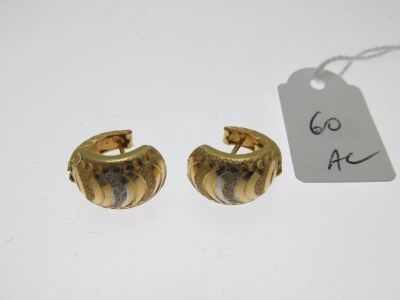 une paire de boucles d'oreilles créoles dorées