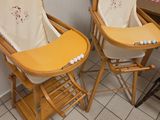 deux chaises hautes en bois placées l'une à côté de l'autre