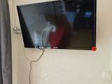 un téléviseur à écran plat fixé au mur d'une pièce