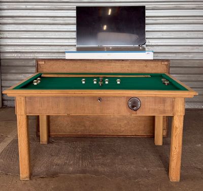 une table de billard sur laquelle est posée une télévision