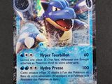 carte Pokémon représentant un personnage Pokémon bleu et blanc