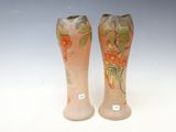 deux vases peints avec des fleurs