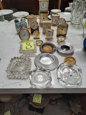 une table sur laquelle se trouvent de nombreux objets en verre