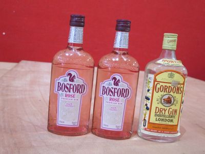 trois bouteilles d'alcool posées les unes à côté des autres sur une table