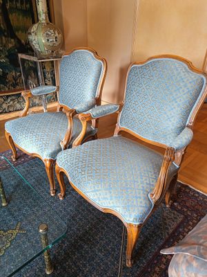 trois chaises posées sur un tapis dans un salon