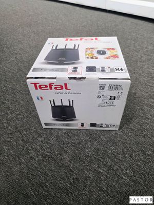 La boîte du routeur est ouverte sur le tapis.