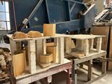 une pile de pain posée sur une table dans un entrepôt