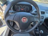 un volant et un tableau de bord de voiture dans un parking