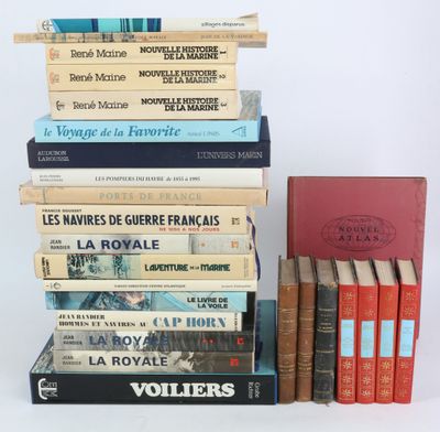 plusieurs livres sont empilés sur une table