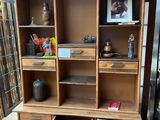 une armoire en bois avec de nombreux tiroirs et une image dessus