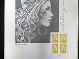 une photo représentant un dessin d'une femme sur une feuille de papier