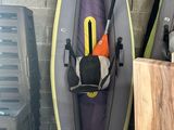 deux kayaks placés l'un à côté de l'autre