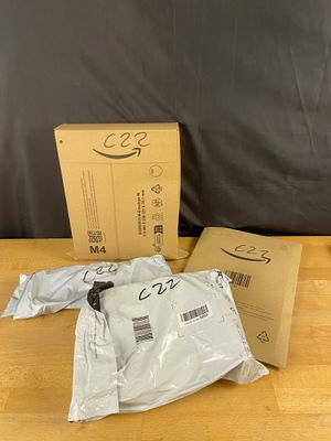 l'image d'un couple de sacs posés sur une table en bois