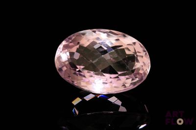 une image représentant un diamant rose sur un fond noir