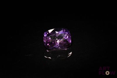 des pierres précieuses en améthorate sur fond noir