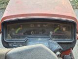 un gros plan sur le tableau de bord d'une moto rouge