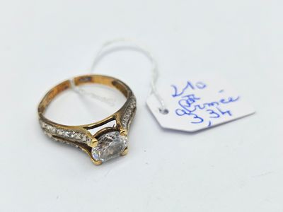 une bague sertie d'un diamant, à côté d'une étiquette de prix