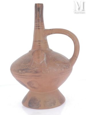 un vase brun posé sur une surface blanche
