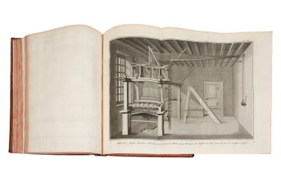 un livre ouvert dans lequel figure le dessin d'une pièce