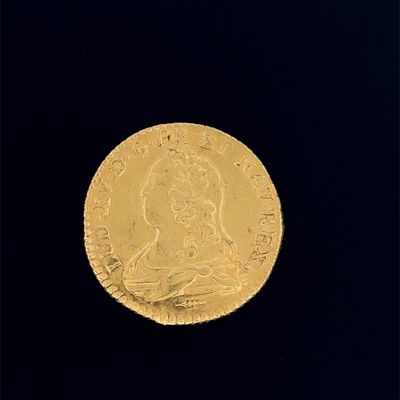 une vieille pièce d'or sur laquelle figure le portrait d'un homme