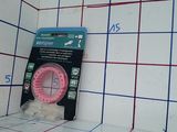 une trace rose sur le mur d'une salle de bains