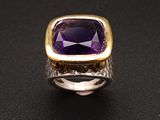 Gros plan sur une bague ornée d'une pierre violette