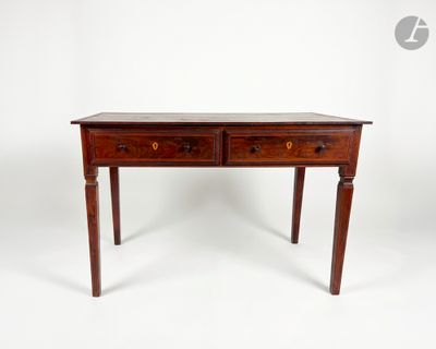 une image représentant une petite table en bois à deux tiroirs
