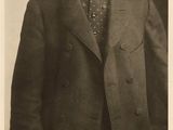 une vieille photo d'un homme en costume-cravate