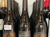 des bouteilles de vin sont alignées sur une étagère dans un magasin