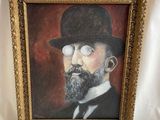tableau représentant un homme portant un chapeau et des lunettes, dans un cadre doré