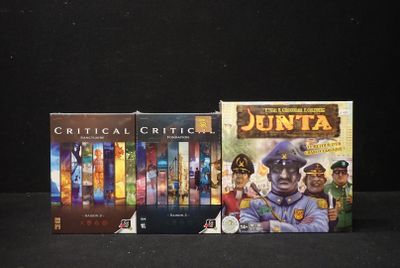 Deux DVD sont posés l'un à côté de l'autre sur une surface noire