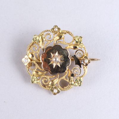 un gros plan d'une broche ornée d'une fleur