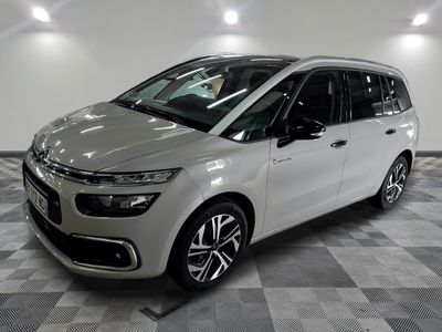 La nouvelle Citroën est garée dans le showroom.