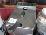 une machine posée sur une table dans une vitrine