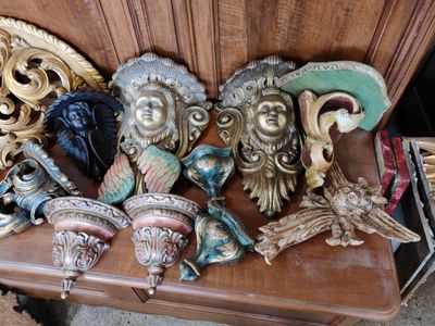une table en bois sur laquelle sont disposés plusieurs objets décoratifs