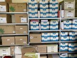 une pièce avec beaucoup de boîtes et de cartons sur les étagères