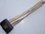 une paire de baguettes en bois posées sur une surface blanche