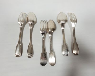 six fourchettes et cuillères sont alignées sur une surface blanche