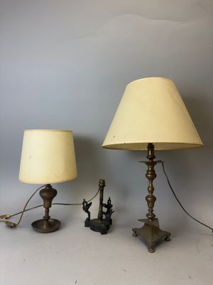 deux lampes et un abat-jour posés sur une table dans une pièce