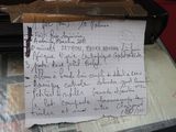un morceau de papier sur lequel on a écrit quelque chose