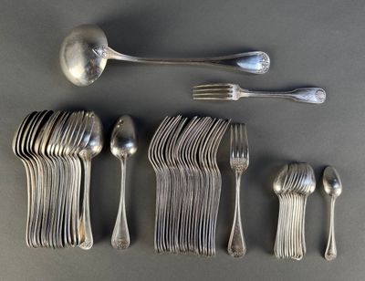 un grand nombre de cuillères et de fourchettes en argent disposées sur une table