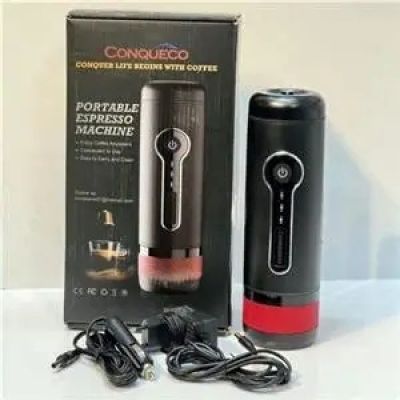 un mixeur portable noir et rouge et une boîte posés sur une table blanche