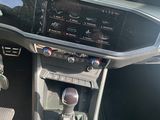 l'intérieur d'une voiture, avec le volant et les commandes du tableau de bord