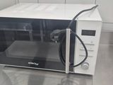 un micro-ondes posé sur le comptoir d'une cuisine