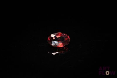 gros plan d'un diamant rouge sur une surface noire