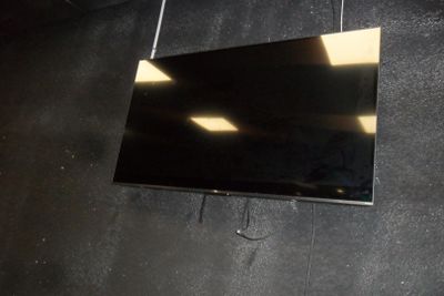 un téléviseur à écran plat accroché au mur de la chambre