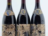 trois bouteilles de vin posées sur une table l'une à côté de l'autre