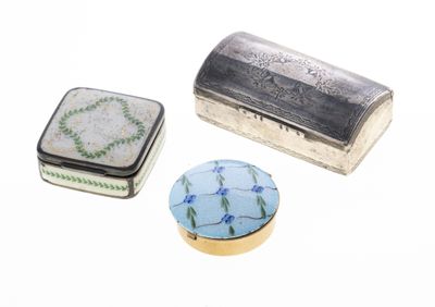 Plusieurs types de boîtes sont posées sur une surface blanche.