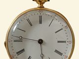 une montre de poche en or avec des chiffres romains sur le cadran