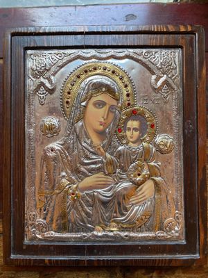 une icône ancienne représentant la Vierge à l'Enfant Jésus, sur un cadre en bois
